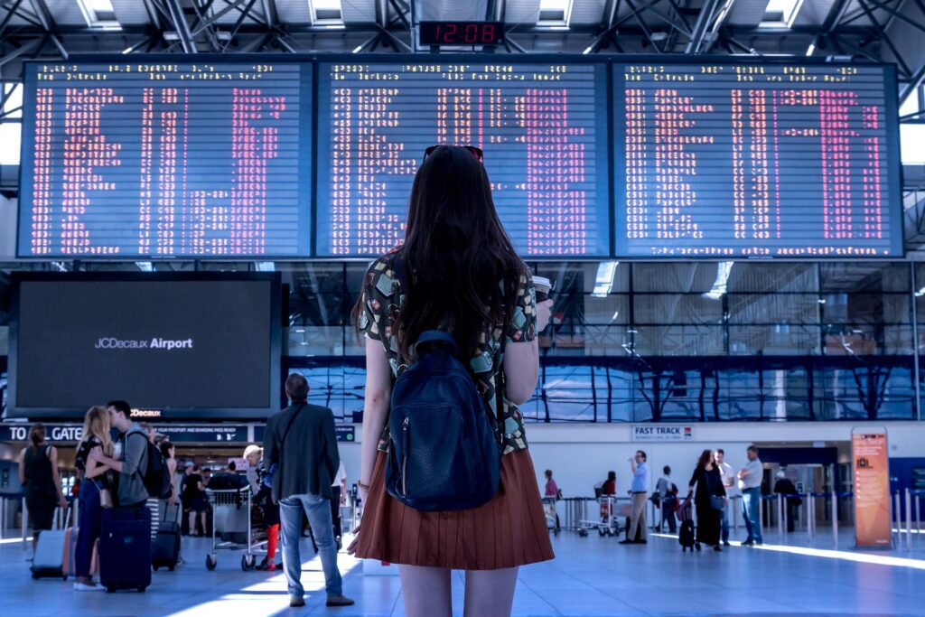 Mujer esperando en el aeropuerto
